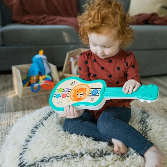 Hudební hračka dřevěná ukulele Magic Touch HAPE 6m+ Baby Einstein 12609-6