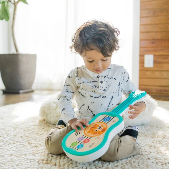 Hudební hračka dřevěná ukulele Magic Touch HAPE 6m+ Baby Einstein 12609-6