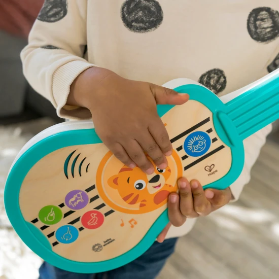 Hudební hračka dřevěná ukulele Magic Touch HAPE 6m+ Baby Einstein 12609-6