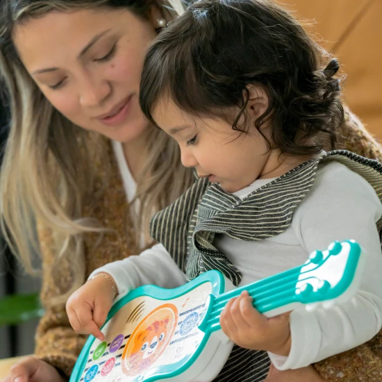Hudební hračka dřevěná ukulele Magic Touch HAPE 6m+ Baby Einstein 12609-6