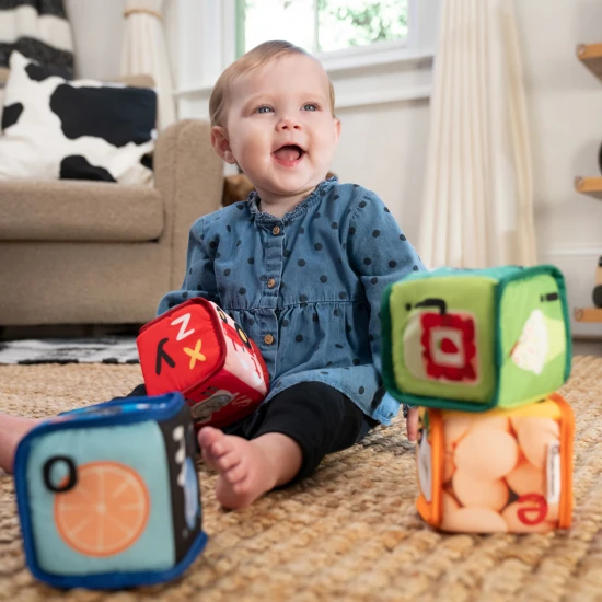 Textilní kostky abeceda Alpha Stacks™ 4 ks, 3m+ Baby Einstein 17304-4