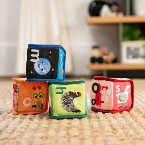 Textilní kostky abeceda Alpha Stacks™ 4 ks, 3m+ Baby Einstein 17304-4