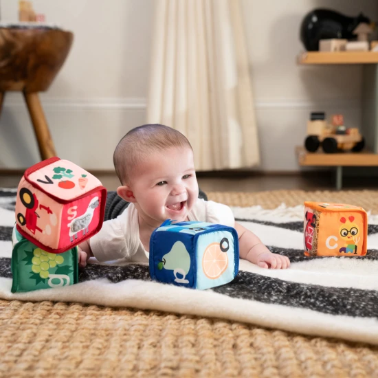 Textilní kostky abeceda Alpha Stacks™ 4 ks, 3m+ Baby Einstein 17304-4