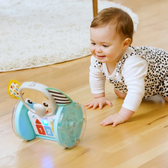 Baby Einstein Hudební slon Válejte se, zkoumejte a učte se s interaktivní plazící hračkou Baby Einstein.