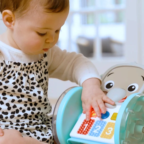 Baby Einstein Hudební slon Válejte se, zkoumejte a učte se s interaktivní plazící hračkou Baby Einstein.