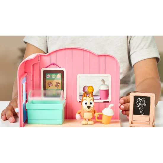 Bluey Obchod se zmrzlinou - mini hrací souprava s figurkou Bingo a doplňky.