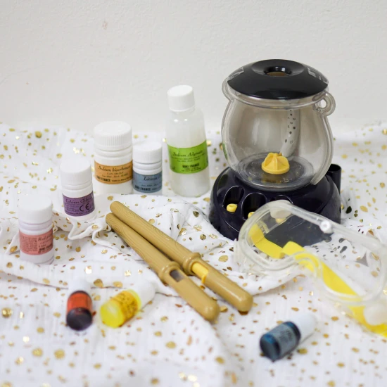 Sada je tematicky laděna jako dílna malého "chemického čaroděje" se všemi potřebnými pomůckami.