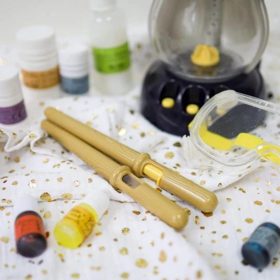 Sada je tematicky laděna jako dílna malého "chemického čaroděje" se všemi potřebnými pomůckami.