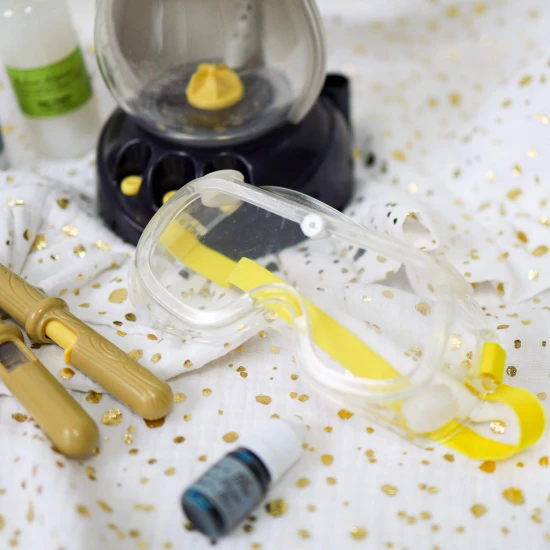 Sada je tematicky laděna jako dílna malého "chemického čaroděje" se všemi potřebnými pomůckami.