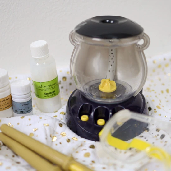 Sada je tematicky laděna jako dílna malého "chemického čaroděje" se všemi potřebnými pomůckami.