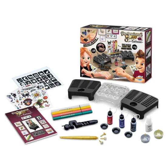 Dětské kadeřnické studio s realistickou stylingovou hlavou a kadeřnickými doplňky.