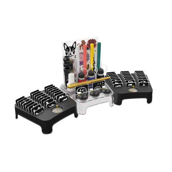 Dětské kadeřnické studio s realistickou stylingovou hlavou a kadeřnickými doplňky.