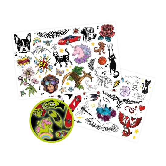 Dětské kadeřnické studio s realistickou stylingovou hlavou a kadeřnickými doplňky.