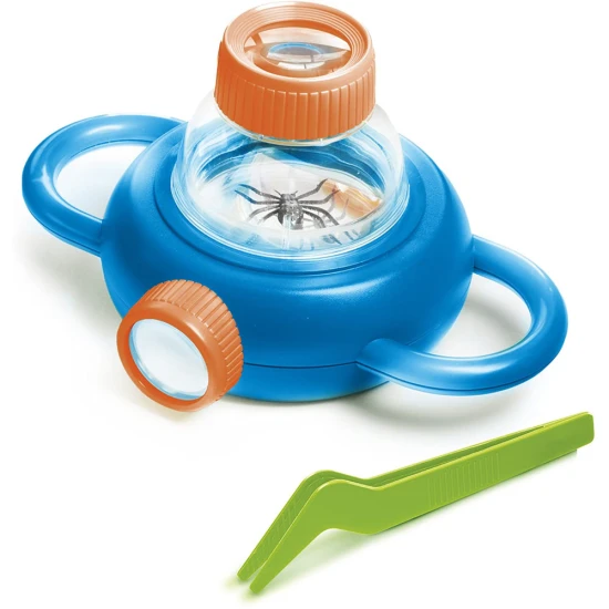 Univerzální dětský pozorovací box na hmyz se dvěma průzory a lupou. Horní průzor zvětšuje pozorovaný obraz 6x, dolní průzor 4x.