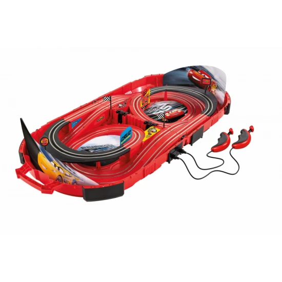 Autodráha Carrera Speed Arena Disney Cars – závodní dráha s Bleskem McQueen a Dinoco Cruz Autodráha Carrera Speed Arena Disney Cars – 2,77 m dráha s Bleskem McQueen a Dinoco Cruz, ovladače, počítadlo kol a dekorace Disneyho aut