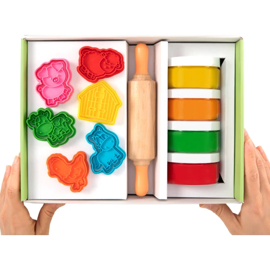 Kreativní modelovací sada Farma ChildGen s barevnou plastelínou, farmářskými vykrajovátky a dřevěným válečkem.