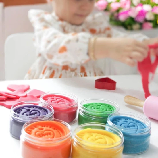 Kreativní modelovací sada Farma ChildGen s barevnou plastelínou, farmářskými vykrajovátky a dřevěným válečkem.