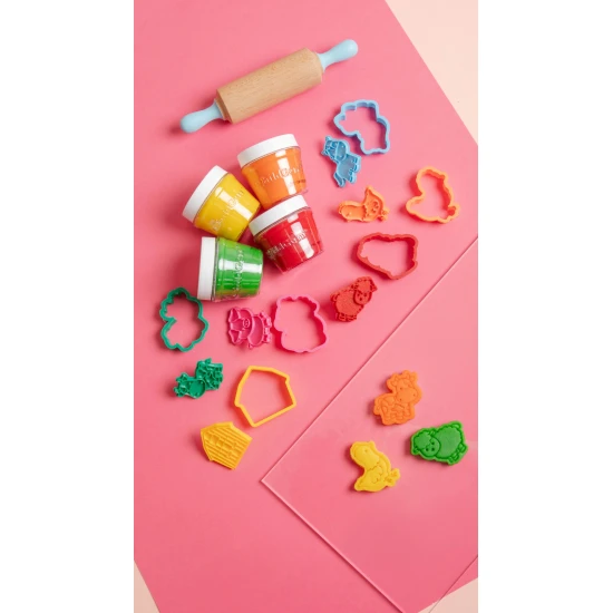 Kreativní modelovací sada Farma ChildGen s barevnou plastelínou, farmářskými vykrajovátky a dřevěným válečkem.