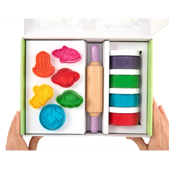 Kreativní modelovací sada Vesmír ChildGen s barevnou plastelínou, vykrajovátky a válečkem.