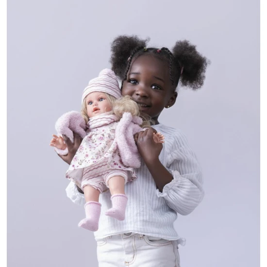 Llorens panenka s měkkým tkaninovým tělem a vlásky, 40 cm, ručně vyrobená ve Španělsku, ideální pro děti.