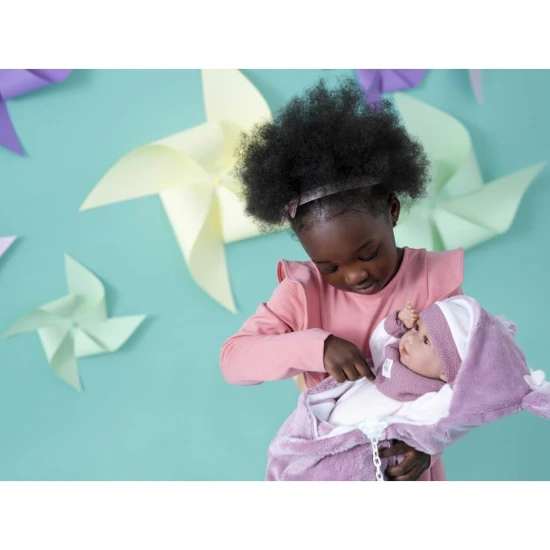 Mluvící miminko Llorens s měkkým tkaninovým tělem, které říká 'mama' a 'papa', 42 cm