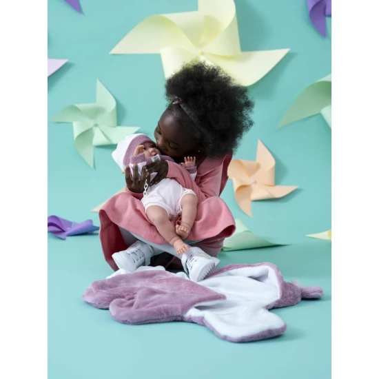 Mluvící miminko Llorens s měkkým tkaninovým tělem, které říká 'mama' a 'papa', 42 cm