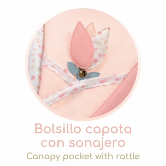 Kočárek pro panenky DeCuevas Tulipe 2025 v pastelových barvách s tulipánovým designem, pružinami pro houpání a sklápěcí boudičkou.