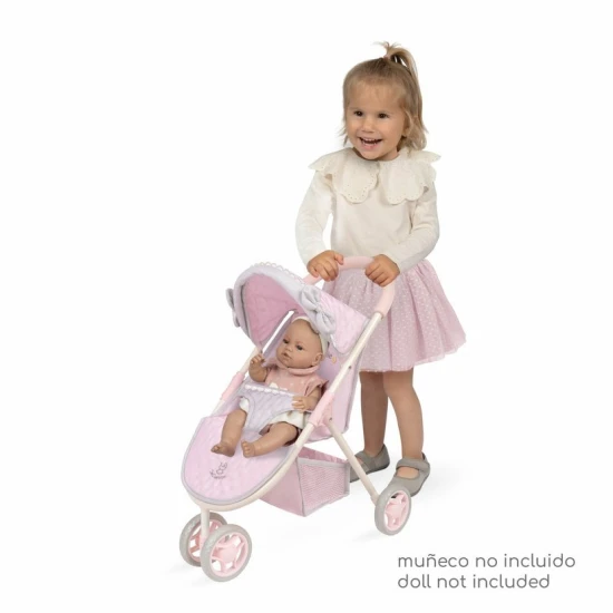 Sportovní tříkolový kočárek pro panenky DeCuevas 90275 z kolekce Sophie 2025 v pastelových barvách s otočnými kolečky a úložným prostorem.