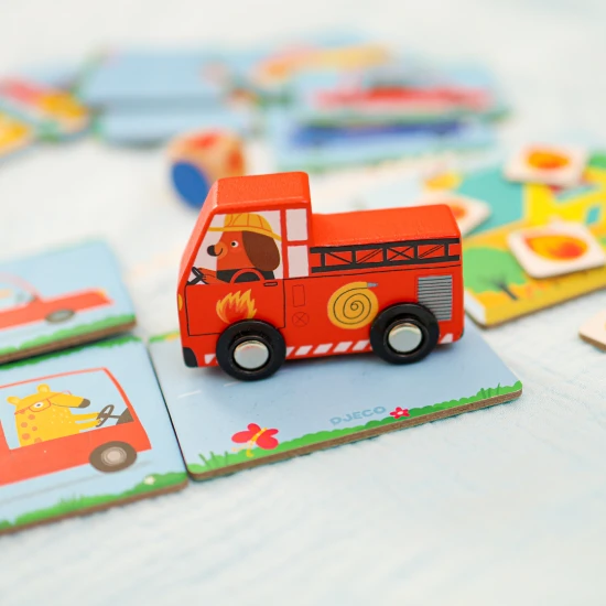 Pomozte hasičům dostat se včas na místo požáru, aby mohli zahasit oheň a zachránit dům.