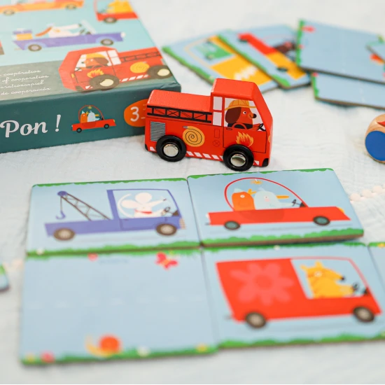 Pomozte hasičům dostat se včas na místo požáru, aby mohli zahasit oheň a zachránit dům.