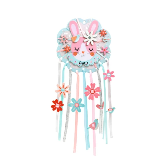 Dítě si vytvoří svůj první lapač snů, který ho ochrání před tmou a špatným snem.