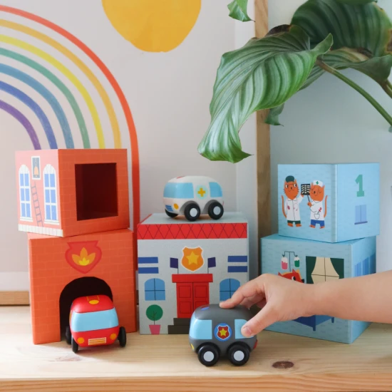 Djeco TopaniCar Domečky z kostek pro autíčka Sada kostek a autíček pro batolata – garáže a budovy z uměleckých ilustrací s měkkými autíčky.