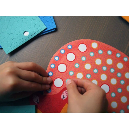 Mozaika pohádkových zvířat vytvořená ze vzorkovaných pěnových samolepek 3 různých velikostí.