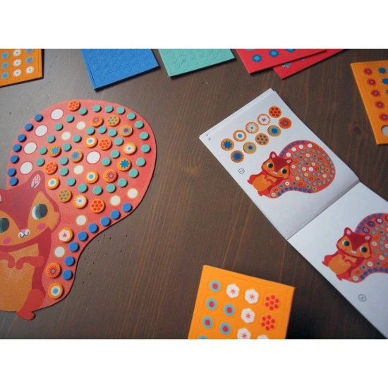 Mozaika pohádkových zvířat vytvořená ze vzorkovaných pěnových samolepek 3 různých velikostí.