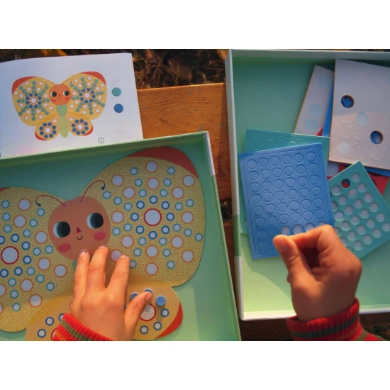 Mozaika pohádkových zvířat vytvořená ze vzorkovaných pěnových samolepek 3 různých velikostí.