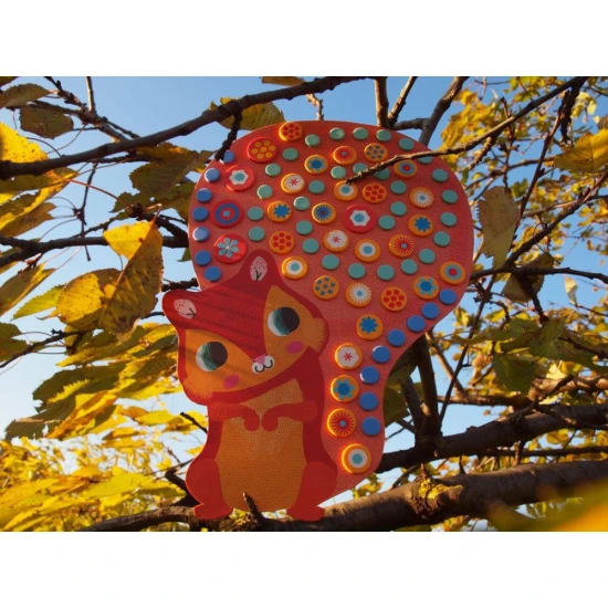 Mozaika pohádkových zvířat vytvořená ze vzorkovaných pěnových samolepek 3 různých velikostí.