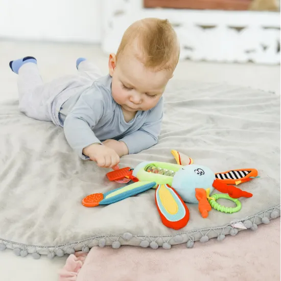 Závěsná smyslová hračka Vážka pro rozvoj smyslů Dolce