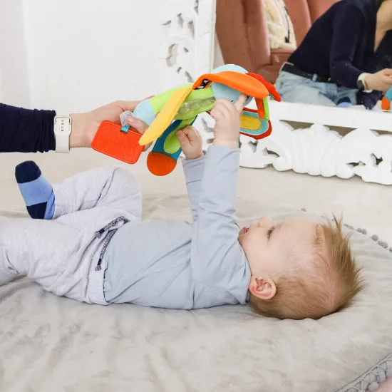 Závěsná smyslová hračka Vážka pro rozvoj smyslů Dolce