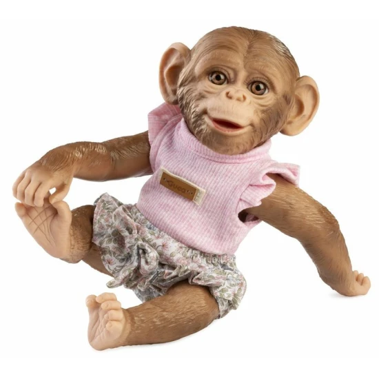 Realistická panenka opička Guca 32 cm v květovaném oblečku – celovinylové tělo