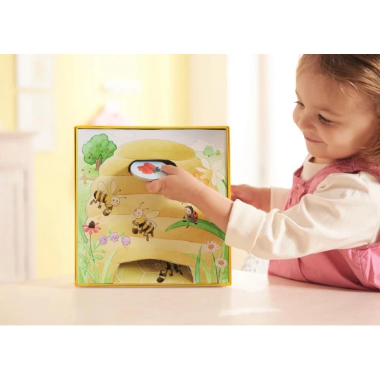 Dětská kooperativní hra Včelka Hanka s dřevěnou včelkou a barevnými květinami.