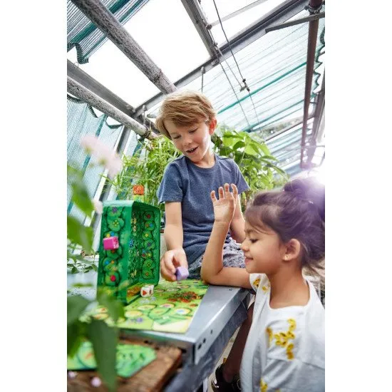 Šťastné hody kostkami a chytré pohyby dostanou vaše šneky na stupně vítězů, aby získali co nejvíce bodů a vyhráli!