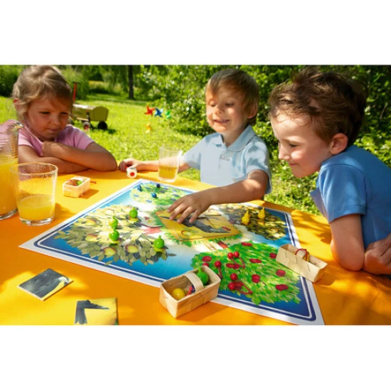 Podaří se ti ochránit ovocný sad před špatným havranem? Společenská hra Ovocný sad podporuje dovednosti a jemnou motoriku.