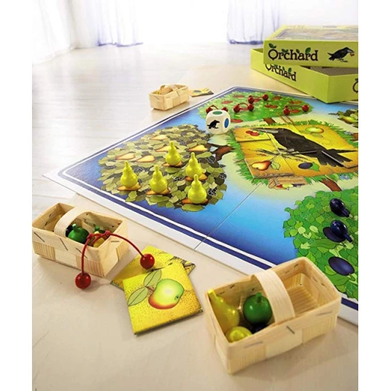 Podaří se ti ochránit ovocný sad před špatným havranem? Společenská hra Ovocný sad podporuje dovednosti a jemnou motoriku.