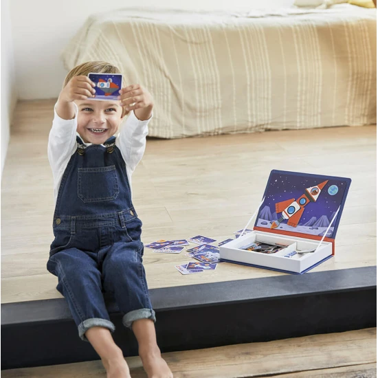 Magnetická kniha Vesmír: Děti skládají vesmírná vozidla a postavičky.