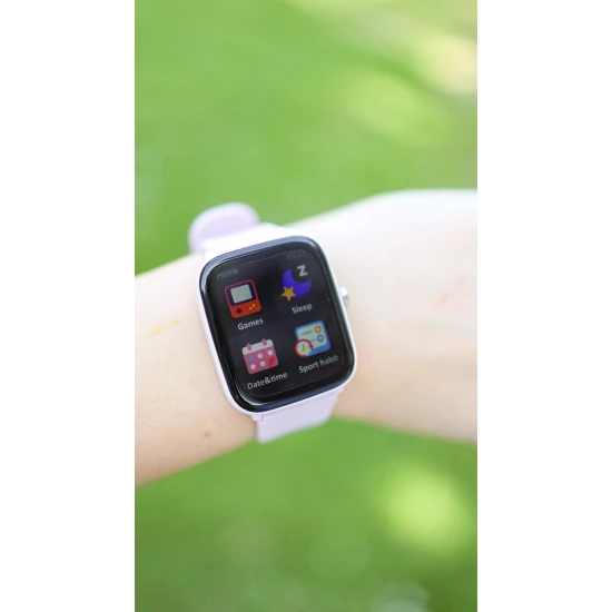 Fialové dětské Kiddoboo smart hodinky Lilac s monitorováním různých každodenních aktivit, barevným displejem a pohodlným řemínkem.