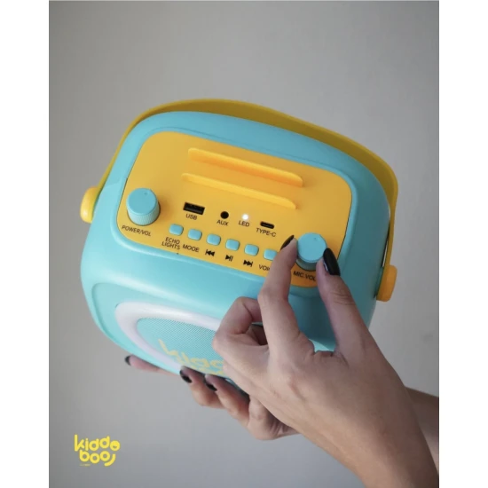 Zelený dětský Kiddoboo bluetooth karaoke set mikrofon a reproduktor KidsVoice s RGB osvětlením a zábavnými efekty pro děti od 3 let.