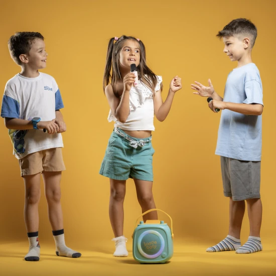 Zelený dětský Kiddoboo bluetooth karaoke set mikrofon a reproduktor KidsVoice s RGB osvětlením a zábavnými efekty pro děti od 3 let.