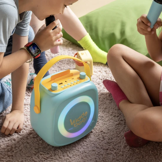 Zelený dětský Kiddoboo bluetooth karaoke set mikrofon a reproduktor KidsVoice s RGB osvětlením a zábavnými efekty pro děti od 3 let.