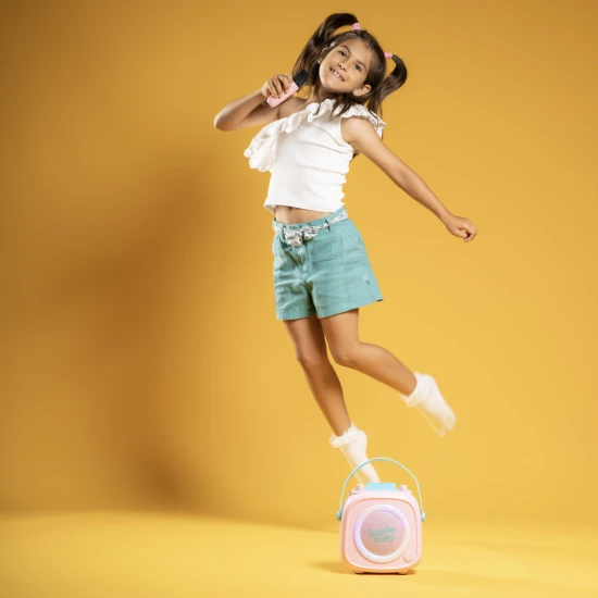 Růžový dětský Kiddoboo bluetooth karaoke set mikrofon a reproduktor KidsVoice Pink s RGB osvětlením a zábavnými efekty pro děti od 3 let.