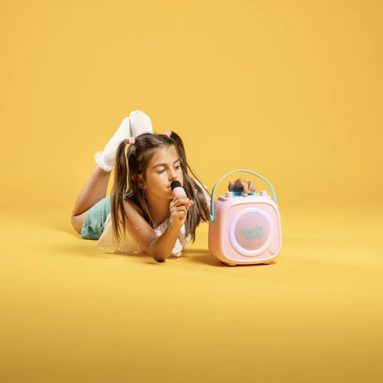 Růžový dětský Kiddoboo bluetooth karaoke set mikrofon a reproduktor KidsVoice Pink s RGB osvětlením a zábavnými efekty pro děti od 3 let.